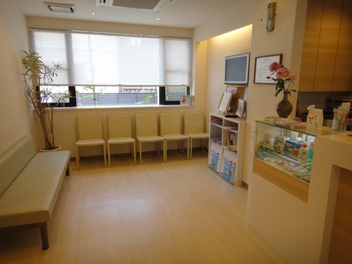 ①外観②待合室③診察室