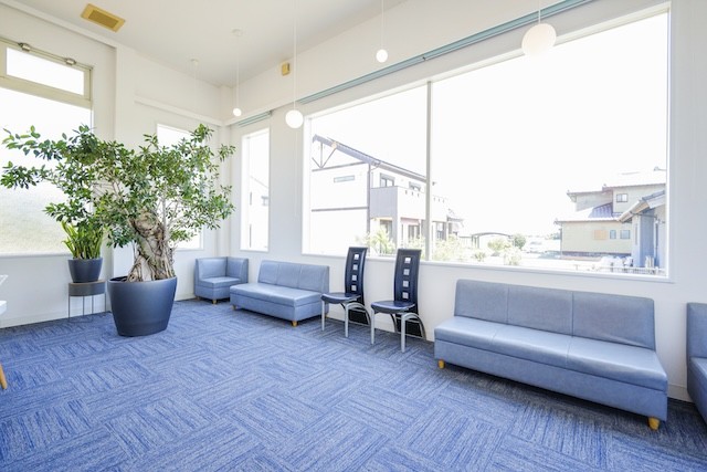 治療の前と後には開放的な待合室でリラックスしてお待ちください