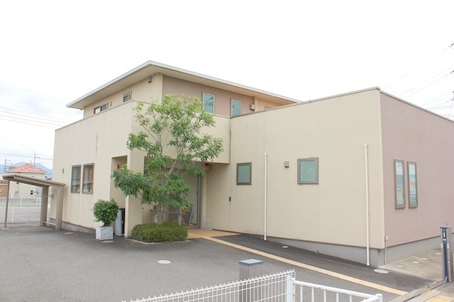 ①医院外観②受付③待合室