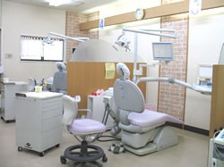 ①クリニック外観　②診療室　③治療の様子