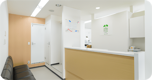 ①外観②受付③診療スペース