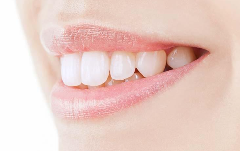 多様な素材と技術で患者の希望に応える自然な口元の実現