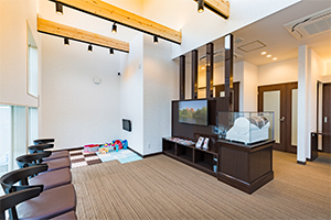 【日本歯周病学会認定医 在籍】家族みんなで楽しく通えるひまわり歯科