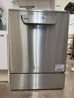 ミーレジェットウォッシャーなどを配備した衛生的な院内です