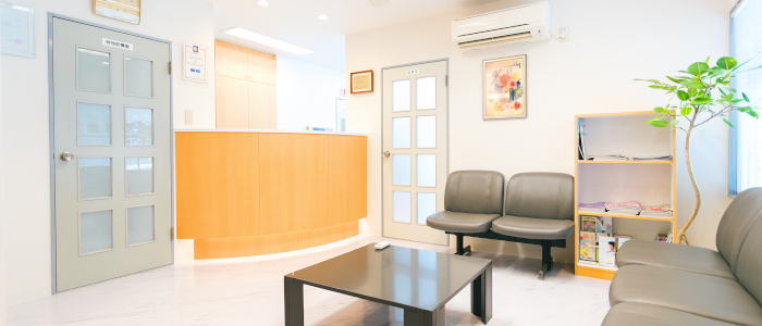 ①クリニック外観②受付③待合室