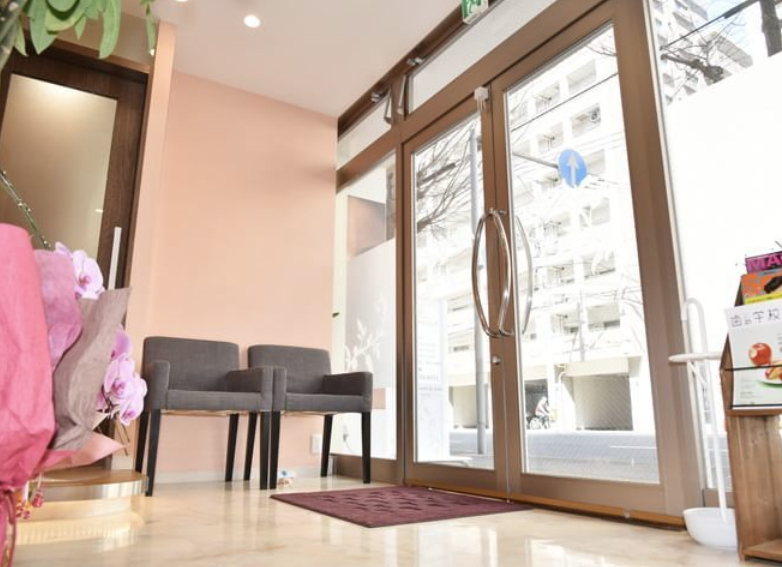 ①クリニック外観　②入口・待合室　③受付