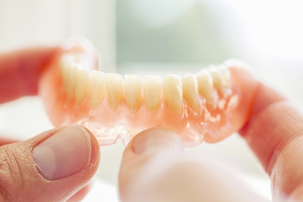 入れ歯を新しく作りたい方はもちろん、現在使用している義歯に違和感がある場合でも、早めに相談することが大切です。