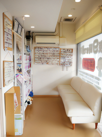 ①クリニック外観　②受付　③待合室