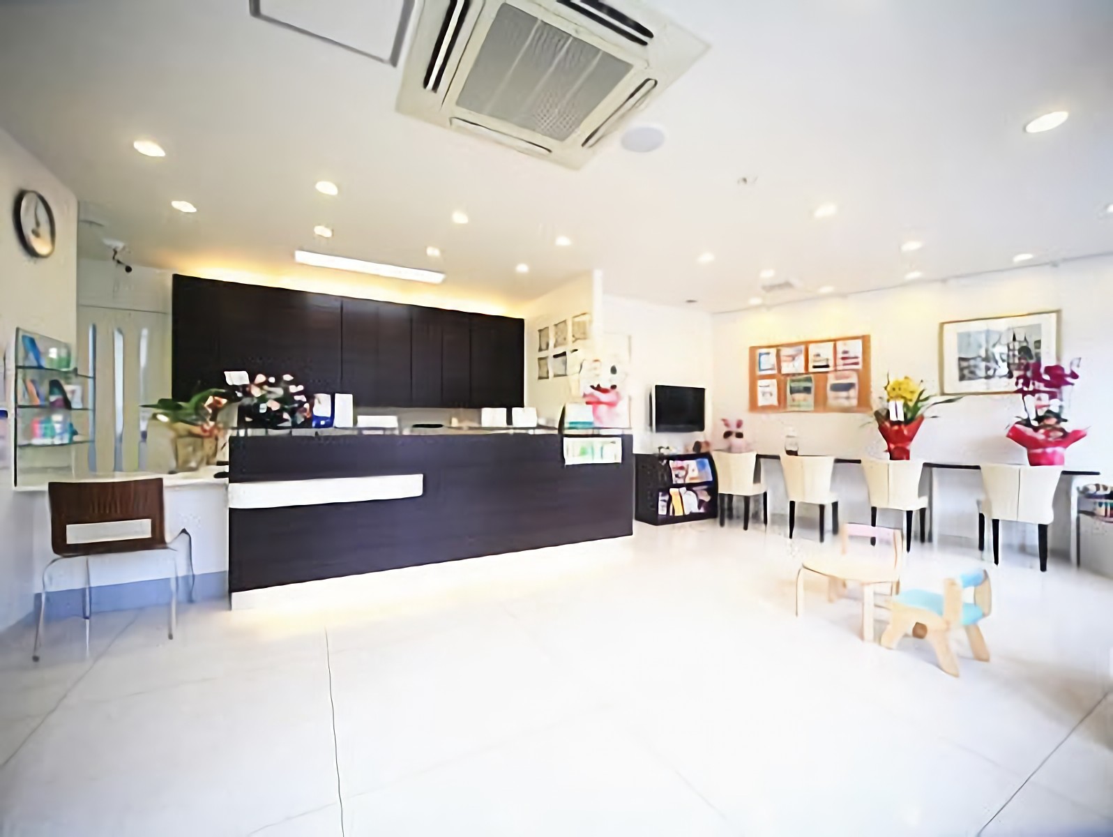 ①外観②受付③キッズコーナー
