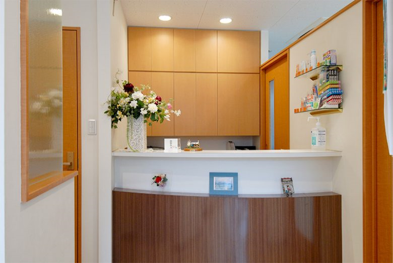 ①クリニック外観②受付③待合室