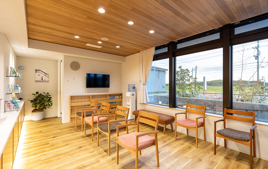 陽の光が差し込む温かい雰囲気の待合室です