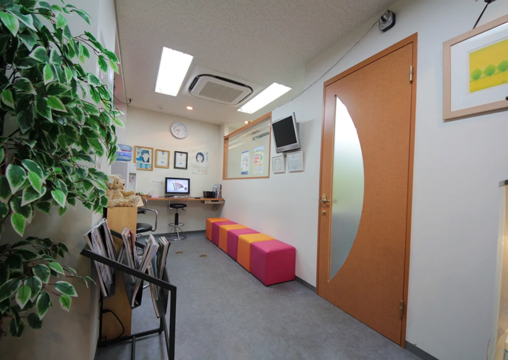 ①待合室②受付③診療