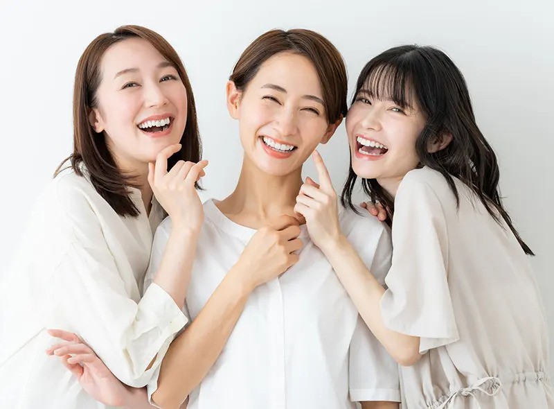 天然歯に近い色調や透明感を精密に再現しています