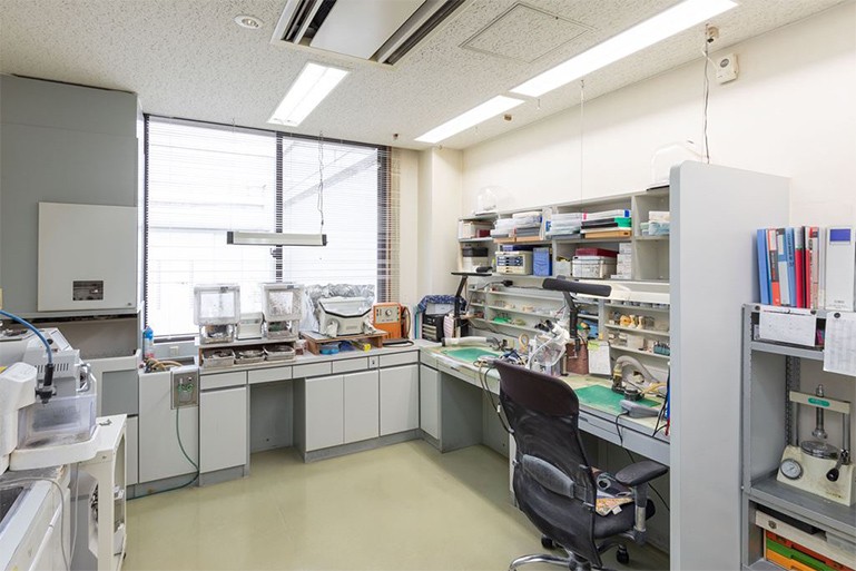 技工室にて精巧な補綴物をご用意します