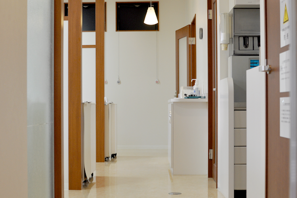 初めての方も安心の明るい院内
