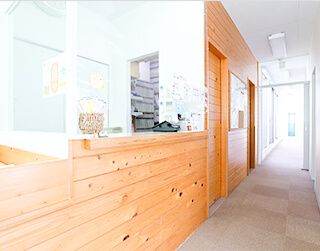 【日曜日も診療、訪問診療可】
仕事で忙しい方、お子様からご高齢の方まで通える歯医者