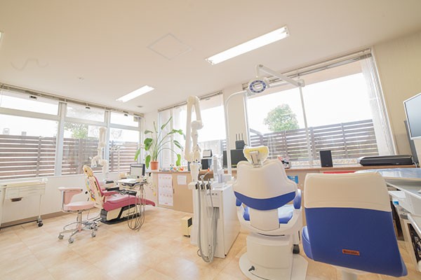 年齢を重ねても自然な笑顔で過ごせるよう支えることが、エンゼル歯科の使命です。