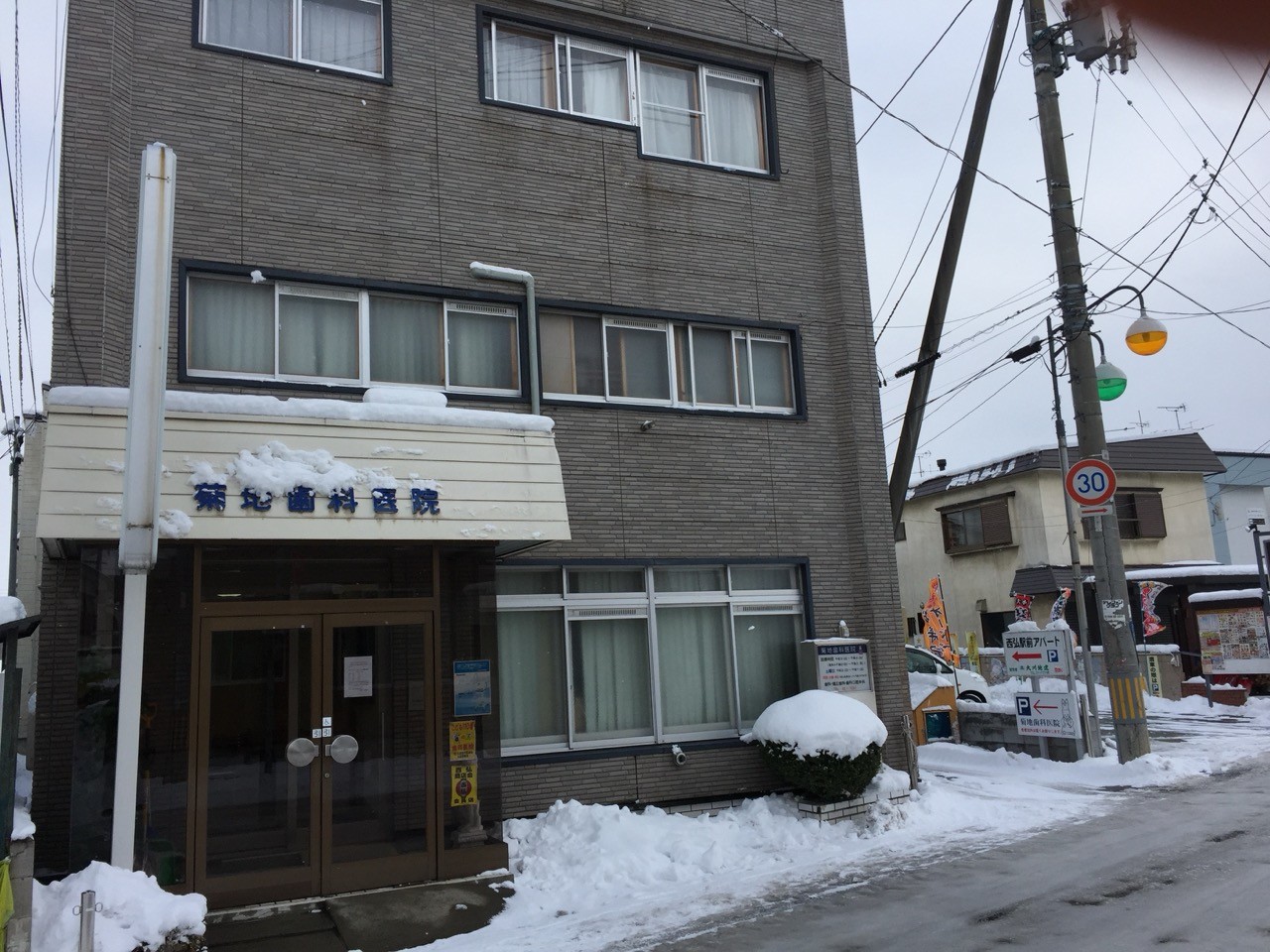 ①医院外観②診察ユニット③皆様の口腔内写真を撮影