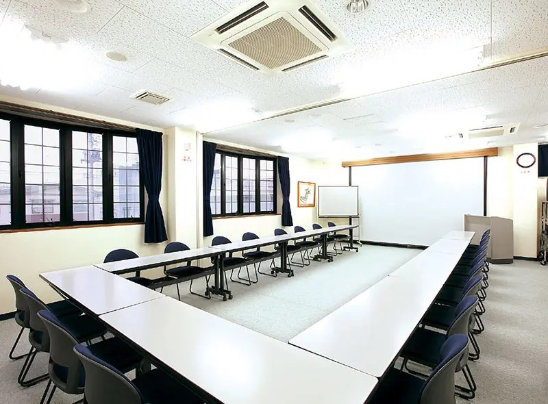 研修室にてスタッフの技術向上講習を行っています