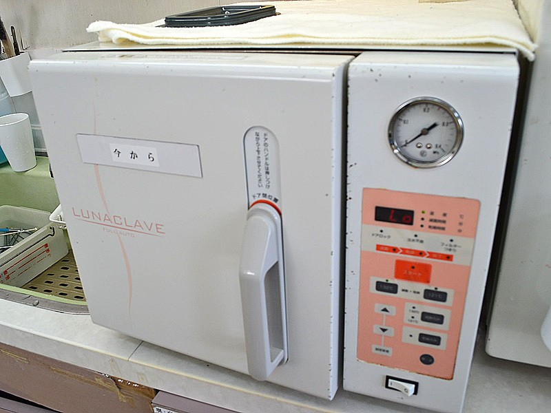 オートクレーブという滅菌機により器具を滅菌しています