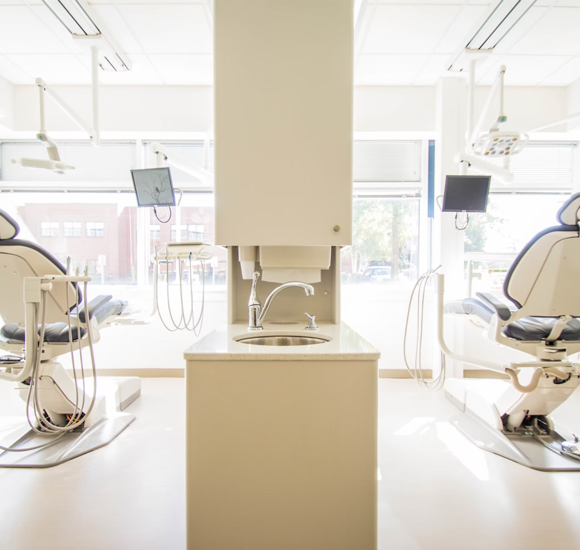 ①外観②待合室③診療スペース