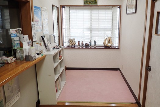 ①医院外観②待合室③キッズスペース完備