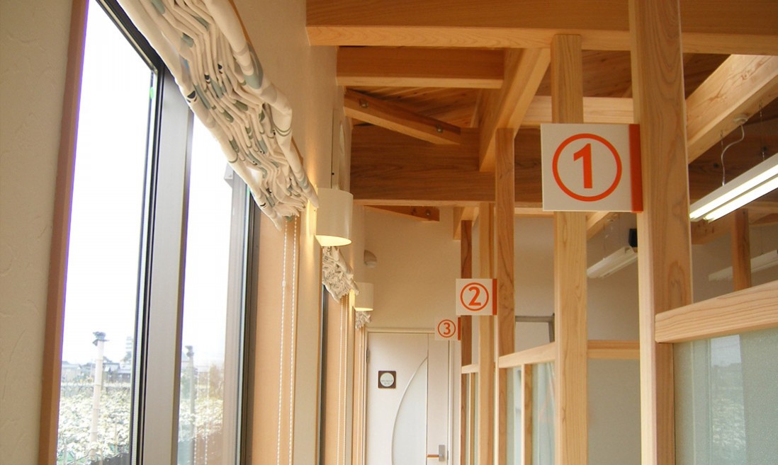 院内は木調の温かみのある空間づくりがされています