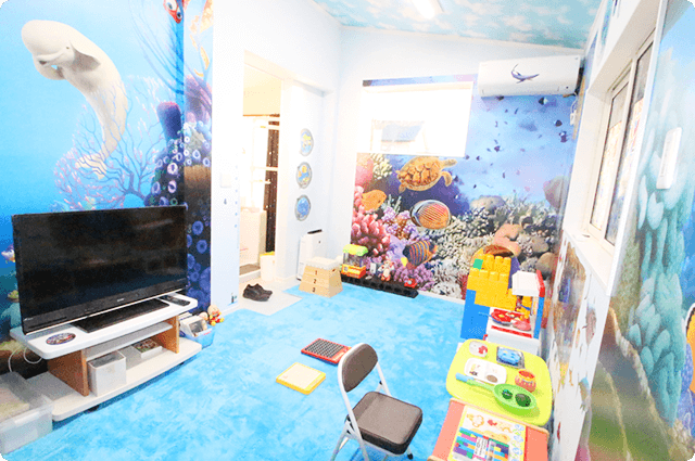 ①歯科医院外観②診療チェア③キッズスペース