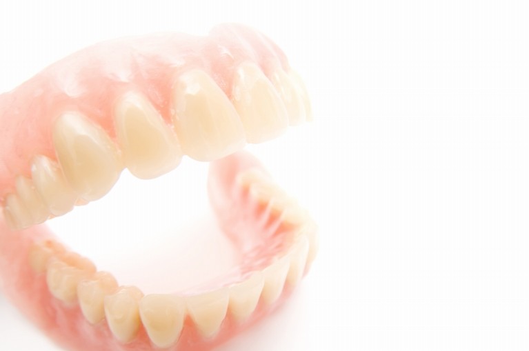 保険適用のレジン床から多様な保険外義歯まで幅広い入れ歯に対応しています