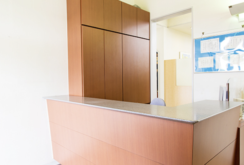 ①医院外観 ②受付 ③待合室