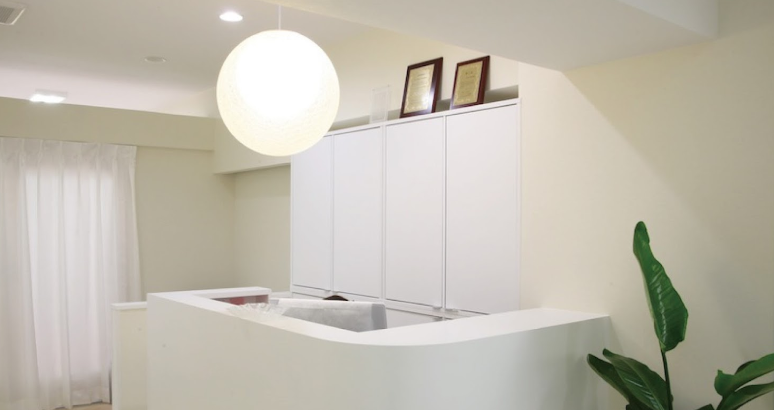 ①クリニック外観　②受付　③診察室