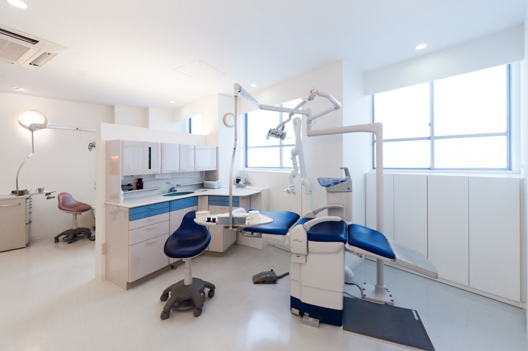 ①医院外観②待合室③診療室