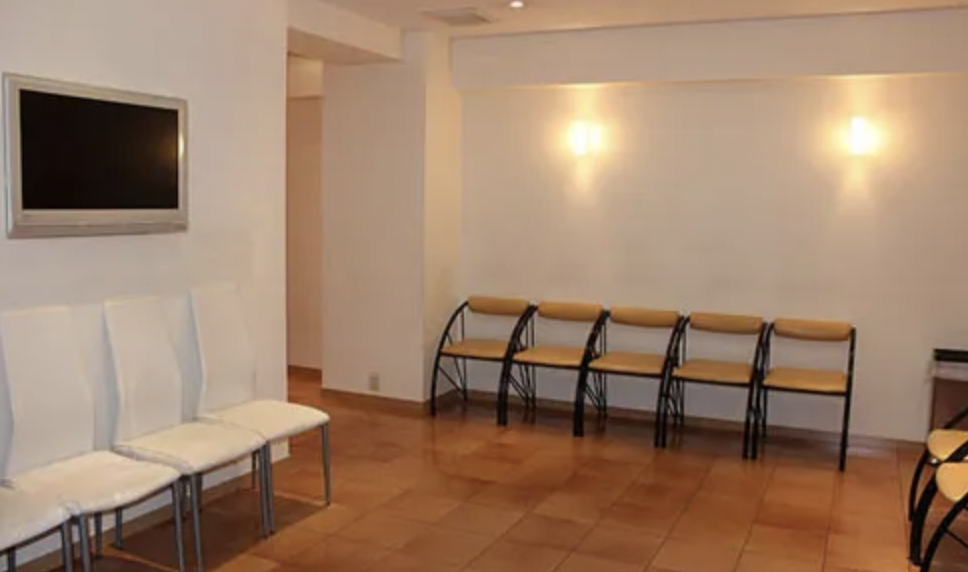 ①クリニック外観②待合室③診療チェア