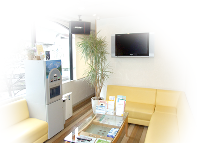 ①クリニック外観②待合室③診療チェア