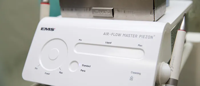 歯周病の予防と治療に重点を置き、患者様の歯を長く健康に保つための診療を行っています