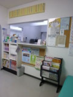 ①クリニック外観②受付③待合室
