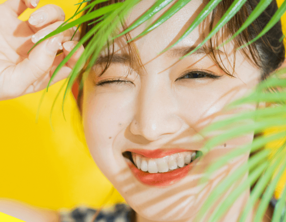 透明で目立ちにくく、思い切り笑えるマウスピース矯正「hanalove」