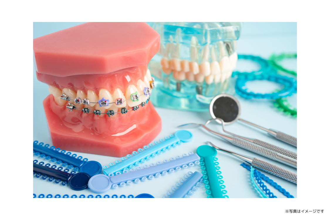 歯を削って被せ物で整えるのではなく、天然歯をそのまま活かして並びを整える治療が行われています