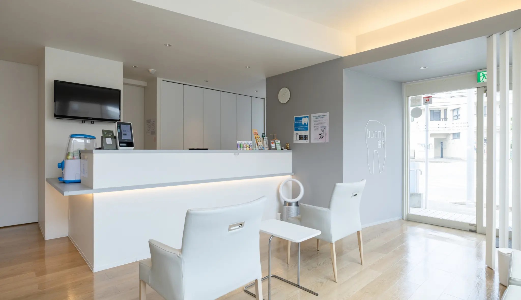 ①外観②受付③診療スペース