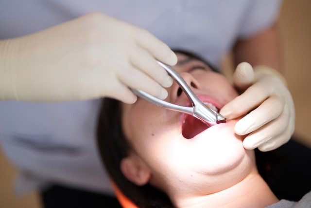 患者様の不安に配慮しながら、安全性を重視した処置を行っています。※写真はイメージです。