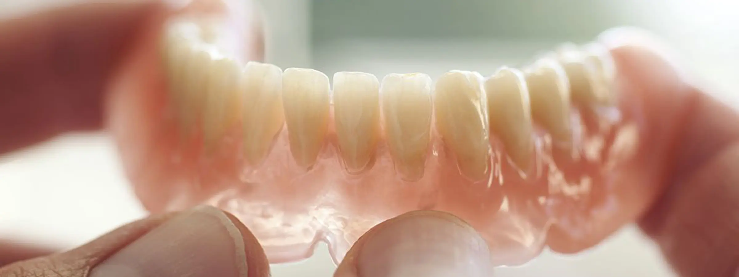 患者一人ひとりの口腔状態に合わせた入れ歯を作製し、しっかり噛める快適な義歯を提供しています