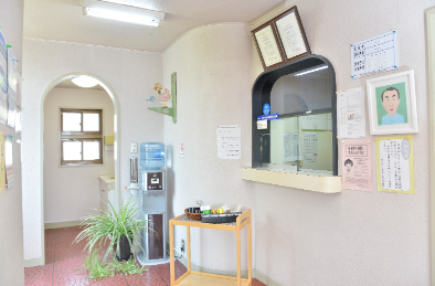 ①クリニック外観　②受付　③待合室