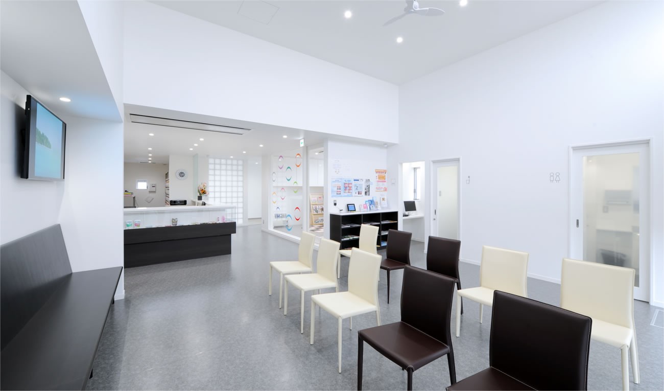 白を基調とした清潔感のある待合室です