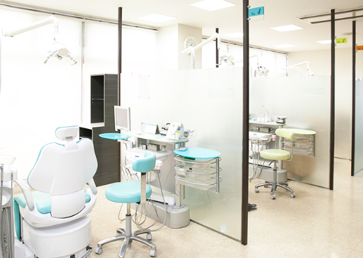 ①外観②受付③診療室