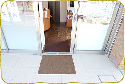 ①診療室 ②キッズスペース ③バリアフリー