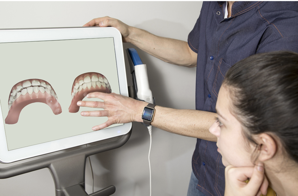 透明な樹脂製のマウスピースを使って矯正