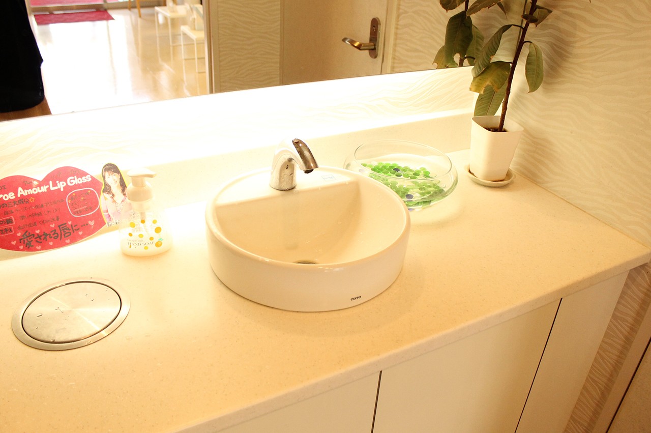 清潔なパウダールームにてお口をご確認いただけます