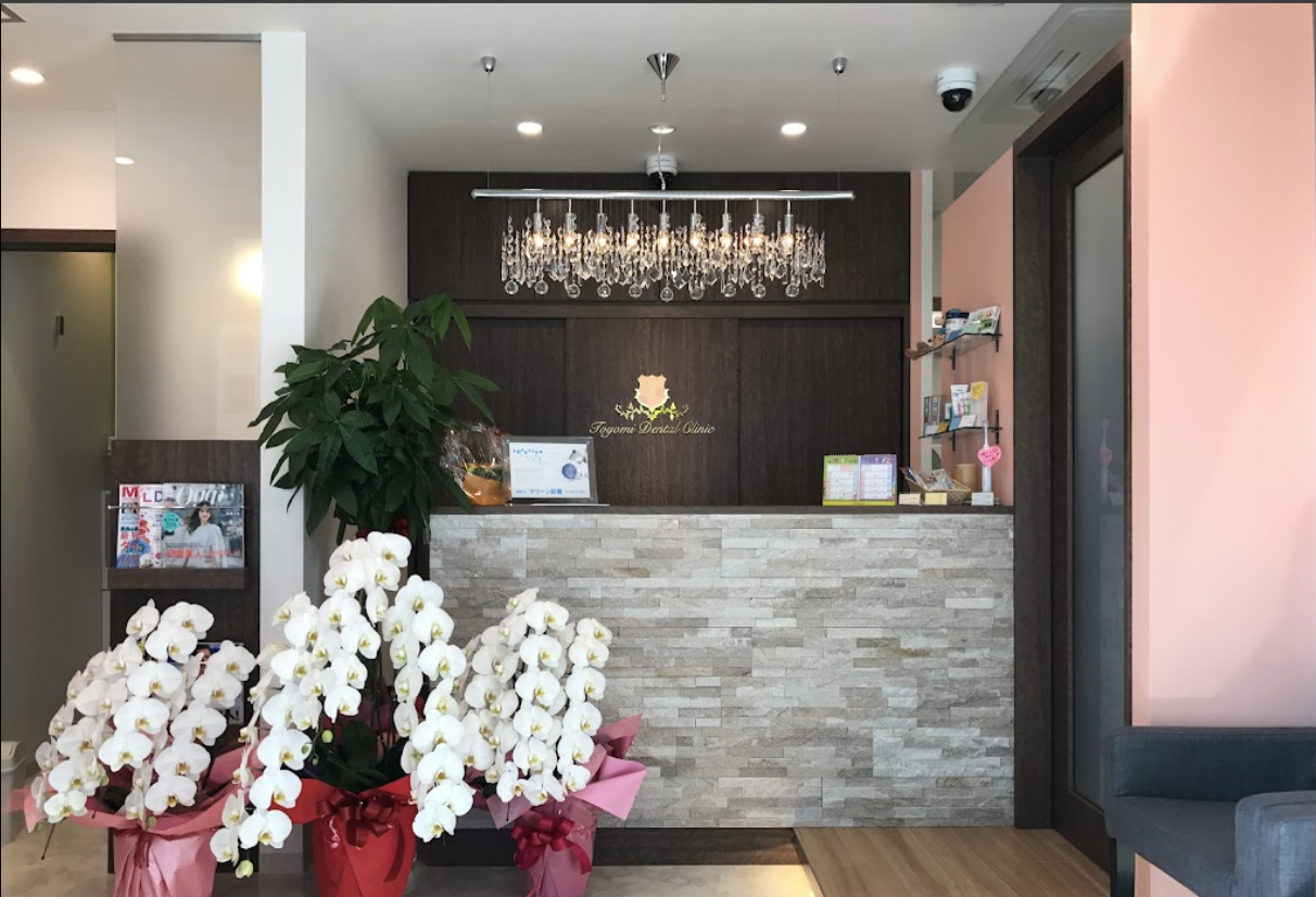 ①クリニック外観　②入口・待合室　③受付