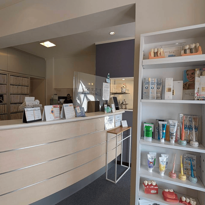 ①外観②受付③待合室