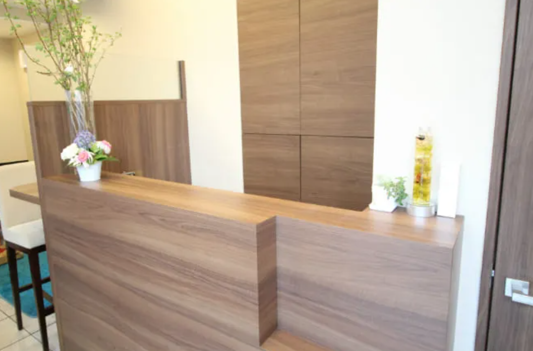 ①クリニック外観②受付③待合室